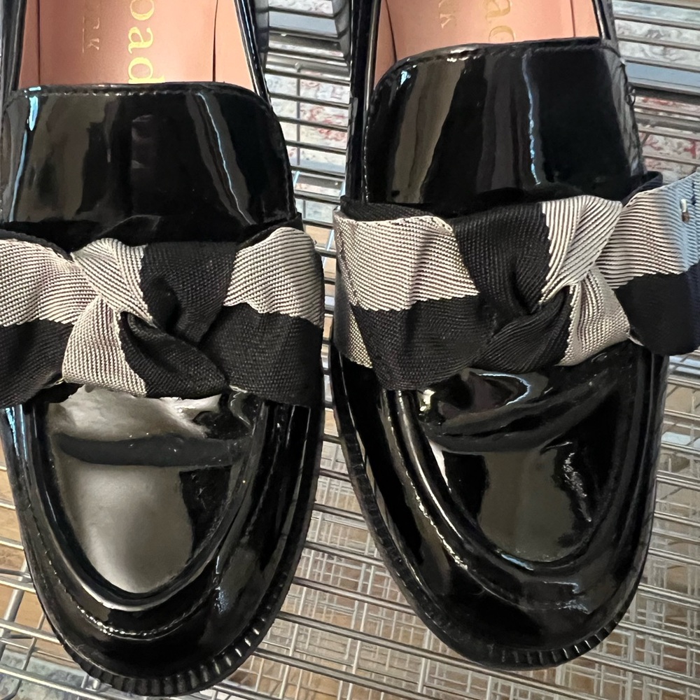 Kate Spade Patent Black Loafers with Black & Cream Bow Detail size 9.